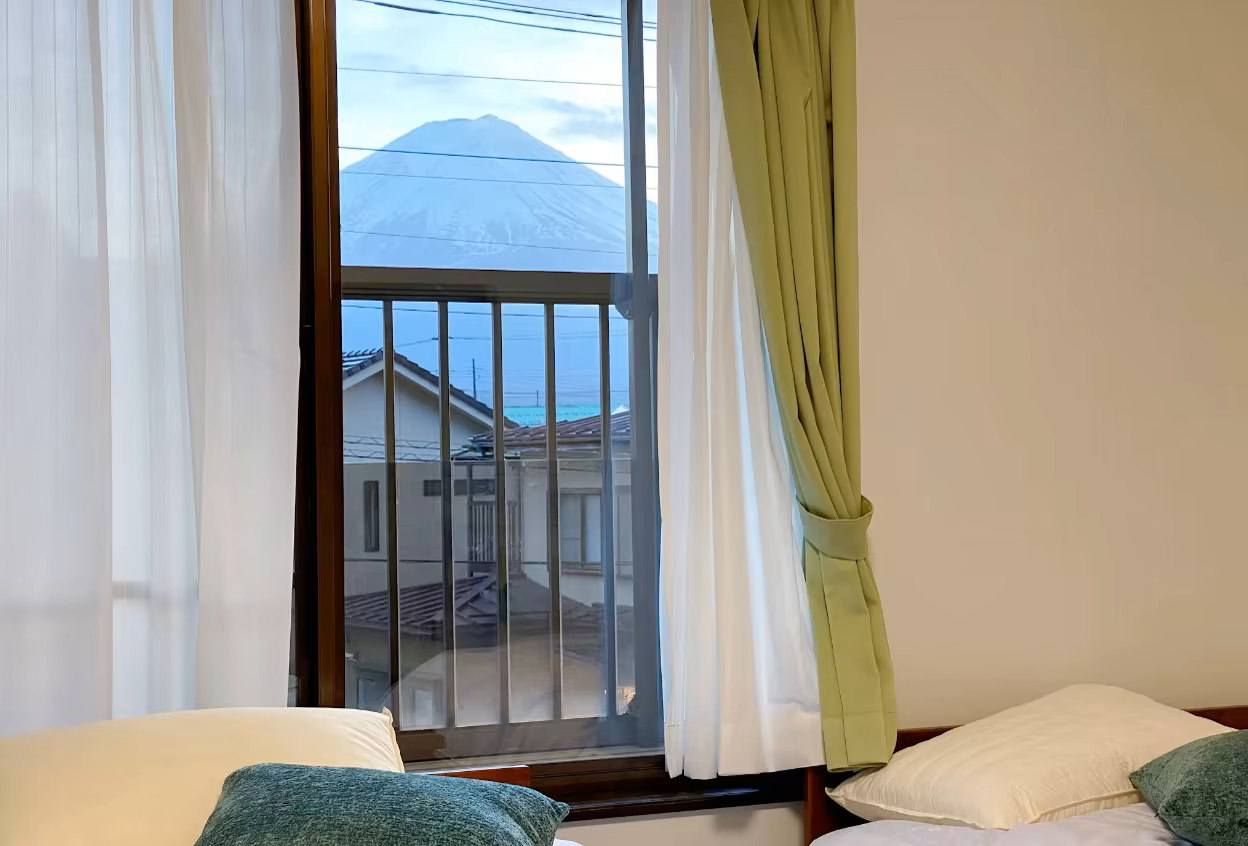 Western bedroom with Fuji view